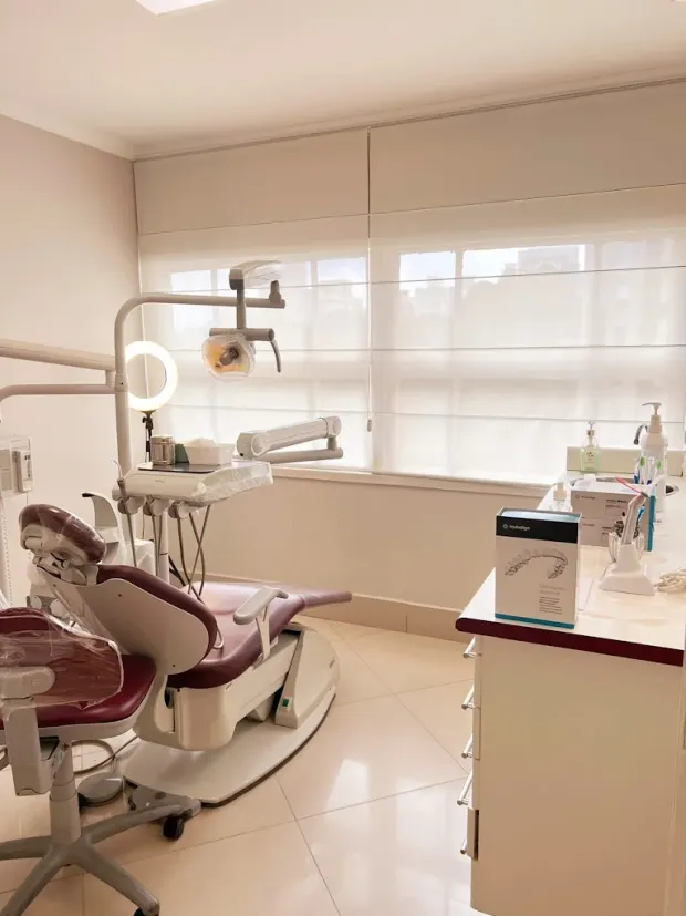 Consultório equipado com cadeira odontológica